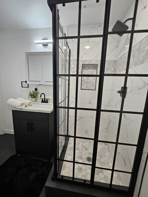 Towels, toilet paper - Peaceful 3-bedroom house in welcoming Seattle neighborhood (Seattle)
