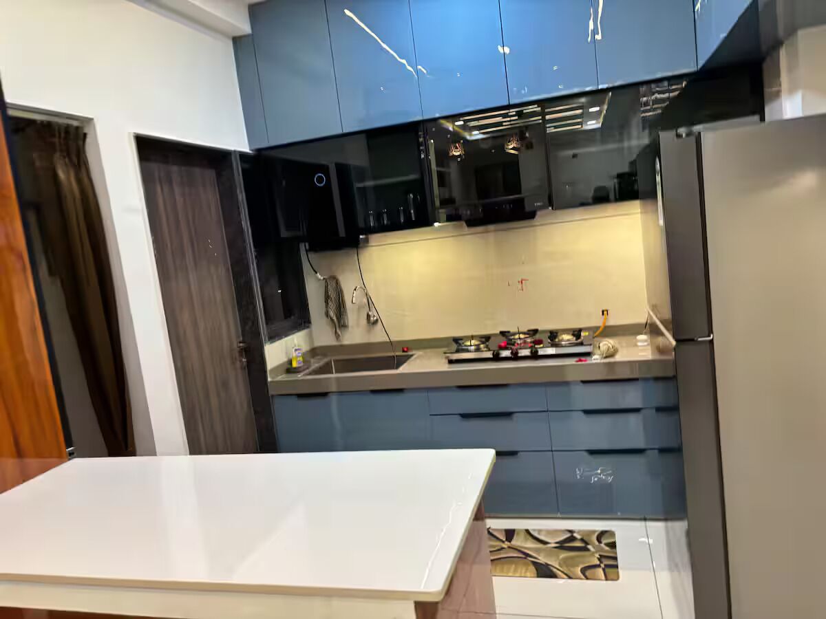 Réfrigérateur, micro-ondes, plaque de cuisson