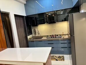 Refrigerador, microondas, parrilla de estufa y utensilios de cocina 