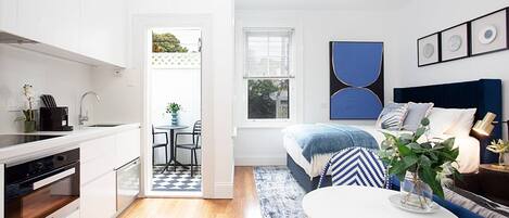 Escritorio, tabla de planchar con plancha, Internet y ropa de cama