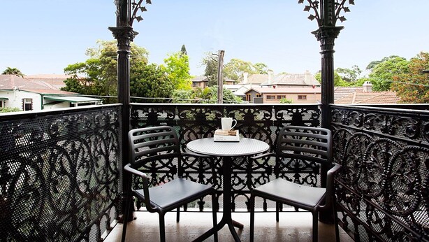 Outdoor dining - Beautiful Studio in Heritage Building with Balcony (Lewisham)