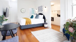 Room - Beautiful Studio in Heritage Building with Balcony (Lewisham)