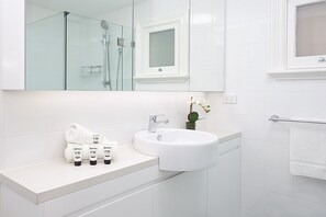 Shower, hair dryer - Beautiful Studio in Heritage Building with Balcony (Lewisham)