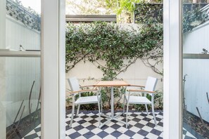 Outdoor dining - Lovely Studio with Patio (Lewisham)