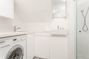 Hair dryer, towels - Lovely Studio with Patio (Lewisham)