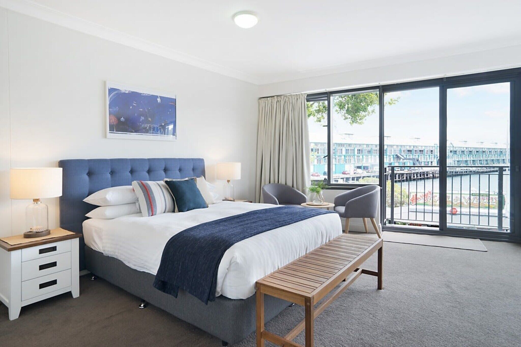 Bureau, fer et planche à repasser, lit parapluie, draps fournis