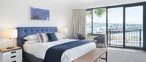 Bureau, fer et planche à repasser, lit parapluie, draps fournis