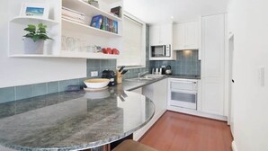 Coffee/tea maker, fridge, microwave, oven - King Size Studio With Water View, Walk To The City (Woolloomooloo)