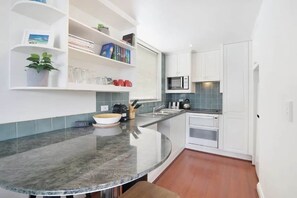 Fridge, microwave, oven, stovetop - King Size Studio With Water View, Walk To The City (Woolloomooloo)