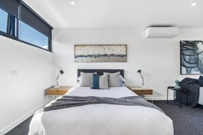 Iron/ironing board, bed sheets - Stylish Studio with Great Amenities near Beachside (Saint Kilda West)