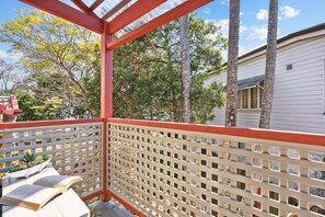 Property grounds - Comfy Studio near Gabba with Secure Parking (East Brisbane)