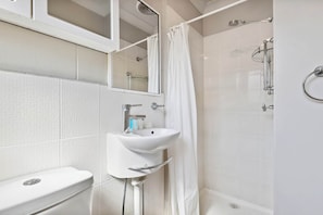 Hair dryer, towels - Comfy Studio near Gabba with Secure Parking (East Brisbane)