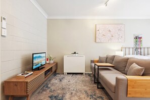 Smart TV, offices - Comfy Studio near Gabba with Secure Parking (East Brisbane)