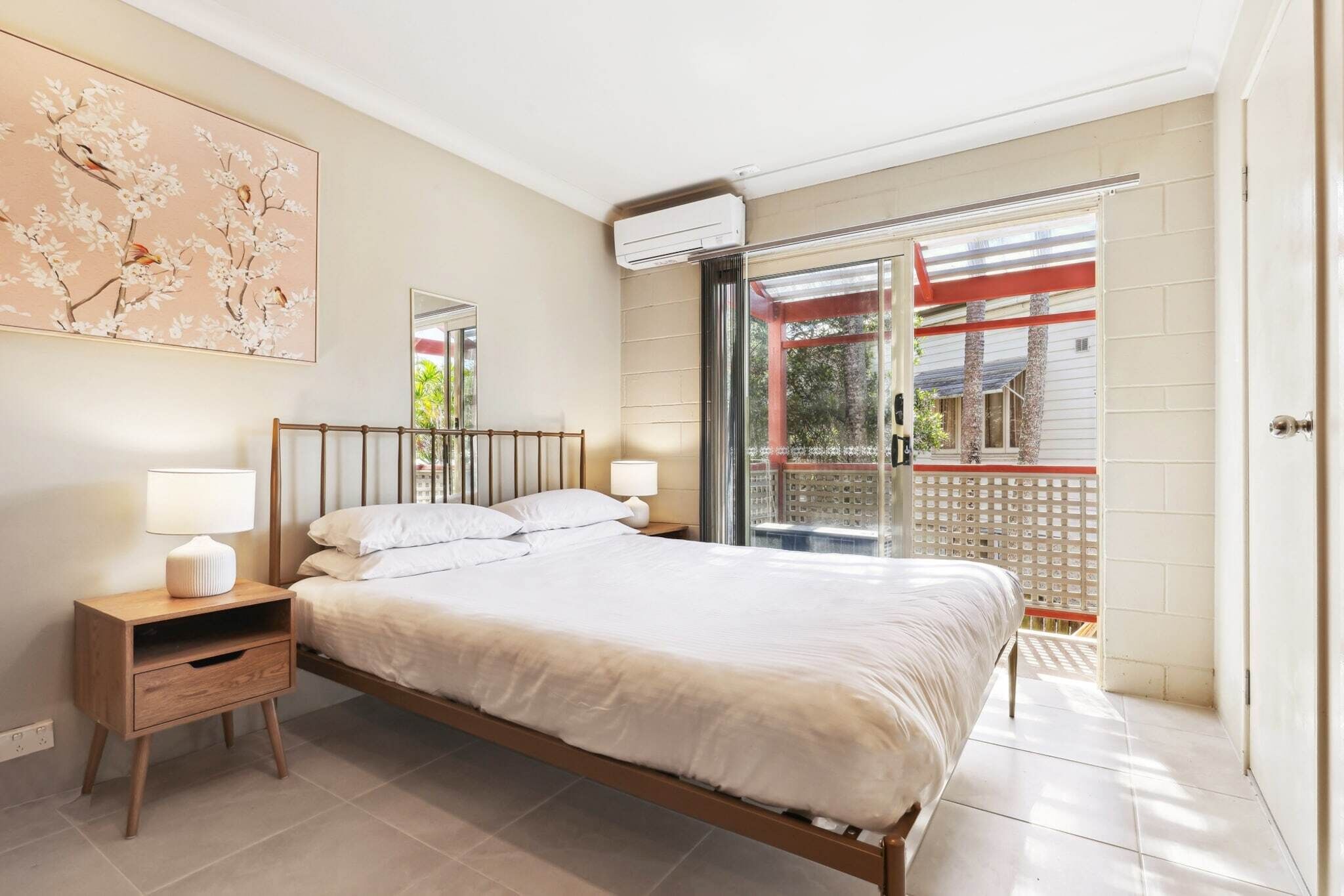 1 soverom, skrivebord, strykejern/-brett og internettilgang