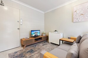 Smart TV, offices - Comfy Studio near Gabba with Secure Parking (East Brisbane)