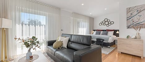 Iron/ironing board, Internet, bed sheets