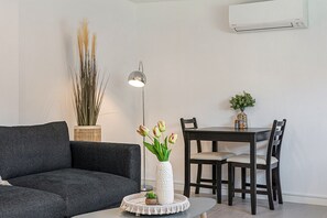 Smart TV, offices - Comfy Studio near Racecourse (Carnegie)
