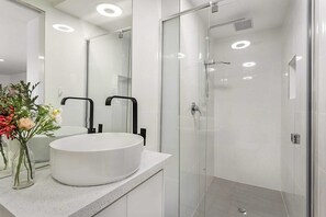 Hair dryer, towels - Comfy Studio near Racecourse (Carnegie)