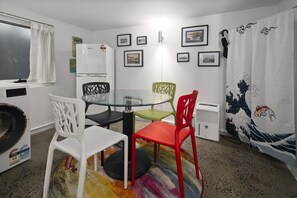 Dining - Surfie Pad 10 min walk to Beach and Dining (Coogee)