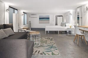 1 bedroom, desk, Internet, bed sheets - Surfie Pad 10 min walk to Beach and Dining (Coogee)