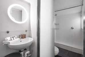 Hair dryer, towels - Surfie Pad 10 min walk to Beach and Dining (Coogee)