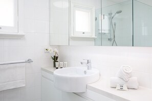 Hair dryer, towels - Perfect Located Cosy Studio in Sydney (Lewisham)