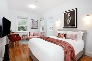 1 bedroom, desk, iron/ironing board, Internet - Perfect Located Cosy Studio in Sydney (Lewisham)