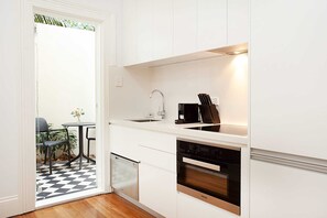 Microwave, oven, stovetop, dishwasher - Funky Inner West Studio with Private Patio (Lewisham)
