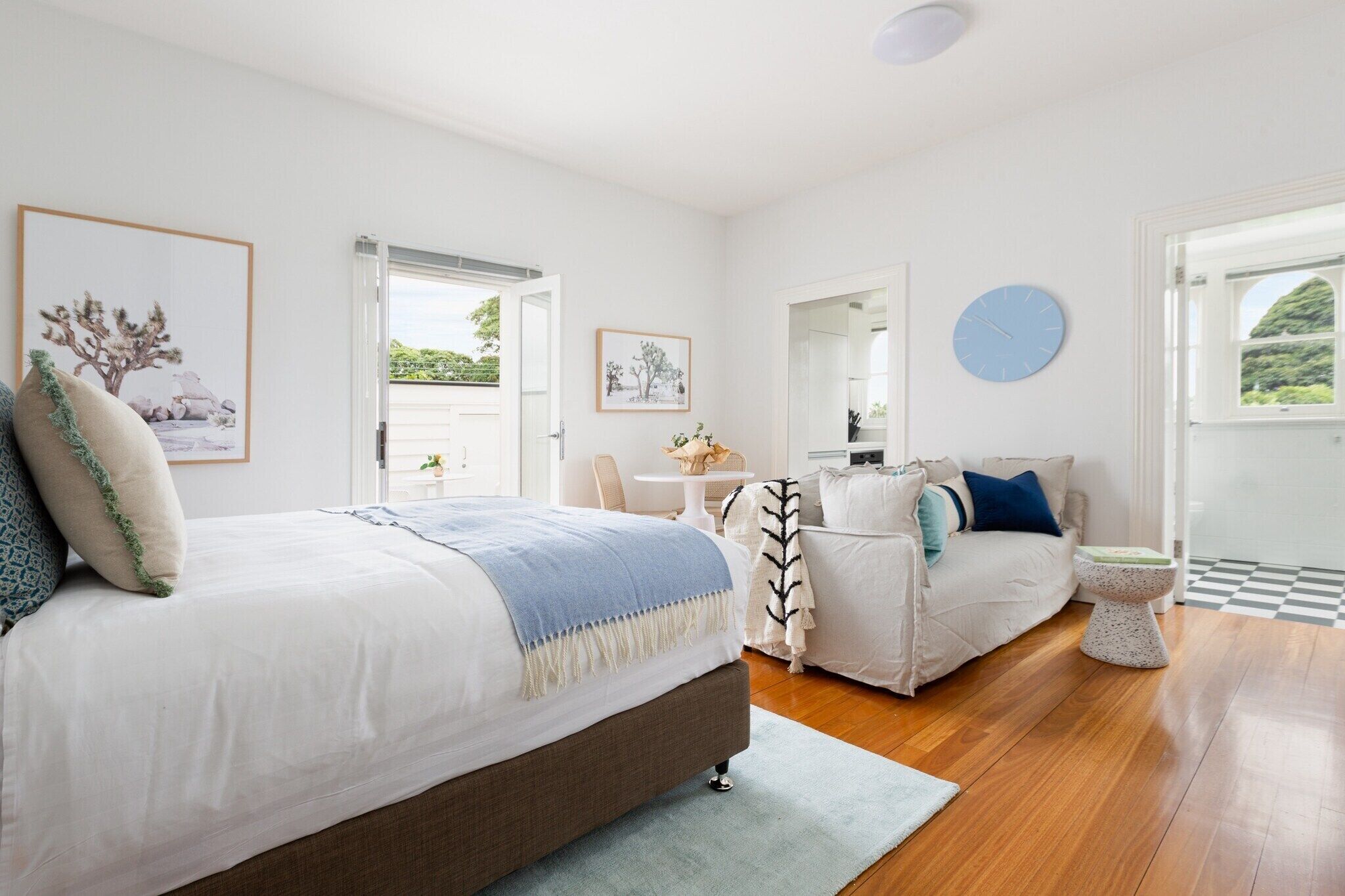 Desk, iron/ironing board, Internet, bed sheets