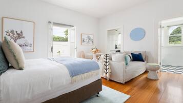 Desk, iron/ironing board, Internet, bed sheets