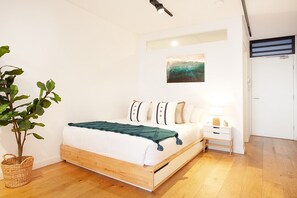1 bedroom, desk, iron/ironing board, bed sheets - Stylish Studio with Balcony near Darling Square (Ultimo)