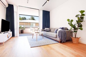 Smart TV, offices - Stylish Studio with Balcony near Darling Square (Ultimo)