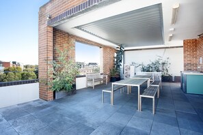 Outdoor dining - Stylish Studio with Balcony near Darling Square (Ultimo)
