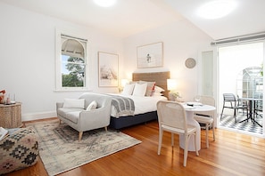 Smart TV, offices - Modern and Cosy Inner West Apartment (Lewisham)