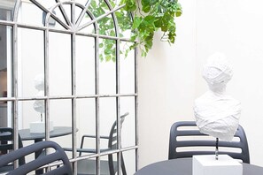 Outdoor dining - Modern and Cosy Inner West Apartment (Lewisham)