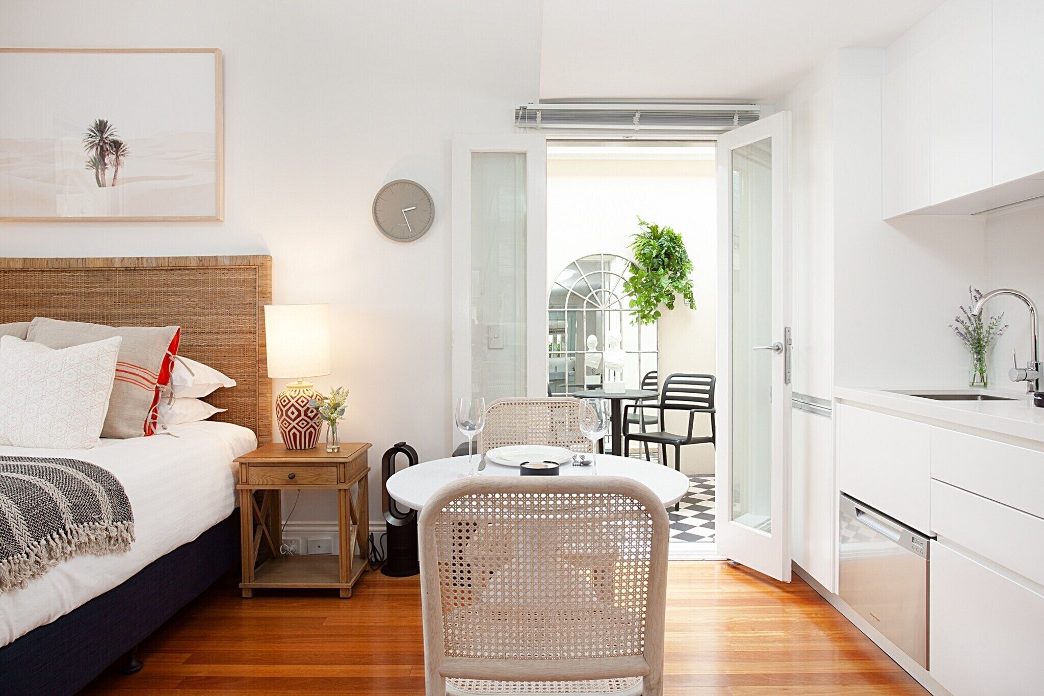 Desk, iron/ironing board, Internet, bed sheets