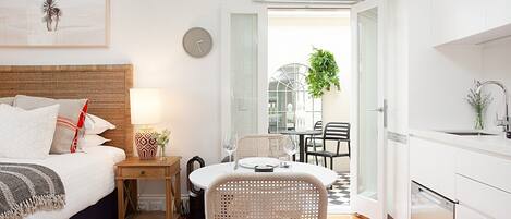 Desk, iron/ironing board, Internet, bed sheets