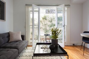 Smart TV, offices - Boutique Studio Apartment in Heritage Home (Lewisham)