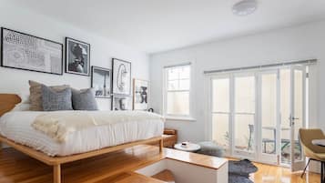 1 dormitorio, escritorio, tabla de planchar con plancha y Internet