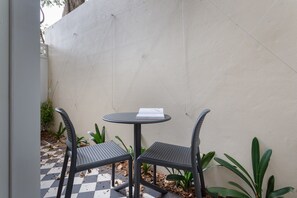 Outdoor dining - Historic Art-filled Studio Close to Transport (Lewisham)