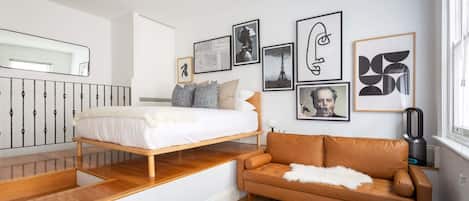 Desk, iron/ironing board, Internet, bed sheets