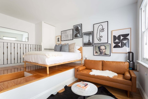 1 bedroom, desk, iron/ironing board, Internet - Historic Art-filled Studio Close to Transport (Lewisham)