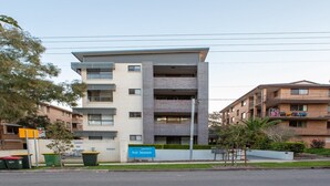 Unclassified image, 4 of 10, button - Cosy and Bright Studio Next to Westmead Hospital (Westmead)