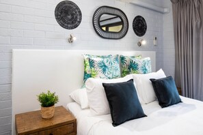 Desk, iron/ironing board, travel cot, Internet - Batemans Bay Studio Escape with Lush Vista (Batehaven)