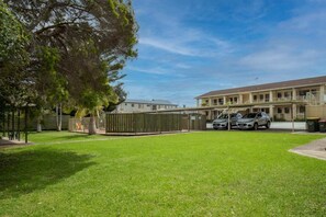 Exterior - Seafront Getaway Studio, Great Location with Pool (Batehaven)