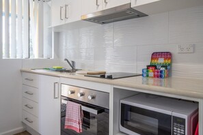 Fridge, microwave, oven, stovetop - Seafront Getaway Studio, Great Location with Pool (Batehaven)