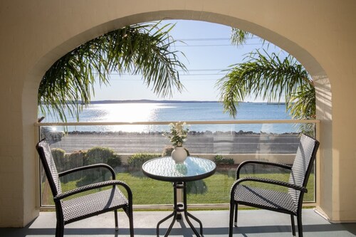 Seafront Getaway Studio, Great Location with Pool