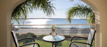 Seafront Getaway Studio, Great Location with Pool