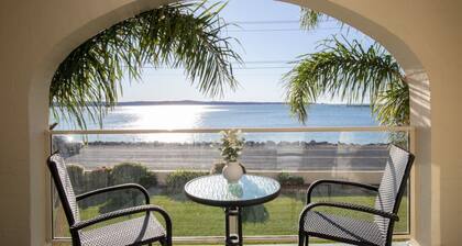 Seafront Getaway Studio, Great Location with Pool