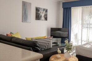 Smart TV - Seafront Getaway Studio, Great Location with Pool (Batehaven)